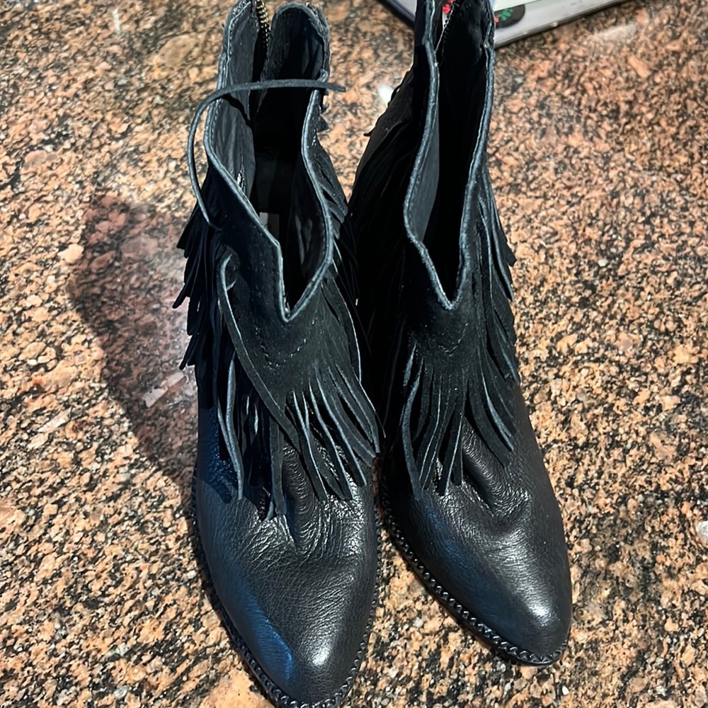 NWT Cynthia Vincent fringe boots